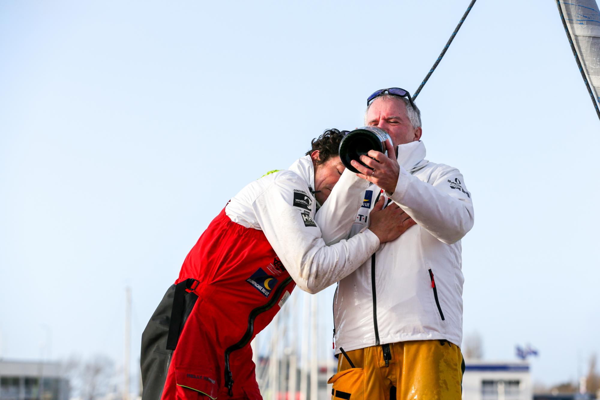 Clment Giraud remerciant Erik Nigon, le Skipper au grand cur qui lui a permis de faire un Vende Globe en lui prtant son bateau  JMLiot- Alea
